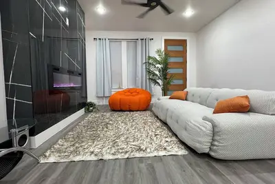 Image de Luxurious 4-bedroom Downtown Newly Built Downtown Home