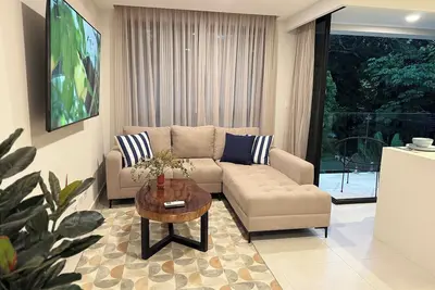 Image de Havre de paix moderne avec vue sur la forêt et brise marine