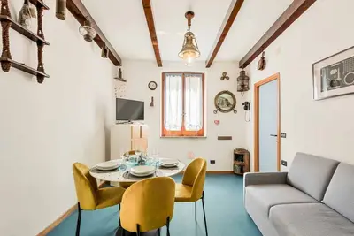 Image de Vivi la magia di Riomaggiore un citron bleu! Une maison au parfum de mer, avec des couleurs fraîches et des détails qui racontent les Cinque Terre. Due camere da sogno, un soggiorno accogliente, unea cucina pronta a farti sentire a casa e bagno con box