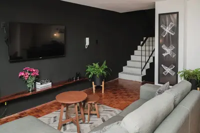 Image de Spacious two-level apartment in the heart of Roma with 3 bedrooms, 3 full bathrooms + service bathroom, a bright living–dining area, and a remodeled kitchen. Modern, comfortable, perfectly located, and with easy self check-in.