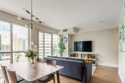 Image de The Atmos by RivetStays – Modern 1br Suite Steps from Waterfront