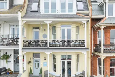 Image de Beachfront Luxury Home with Hot Tub, 9 beds, Cinema room, Sleeps 2 to 16