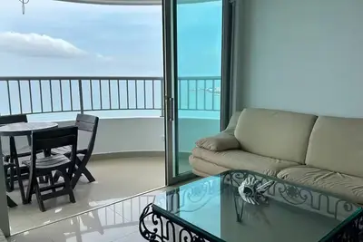 Image de Ocean-view 2br apartment across from the beach