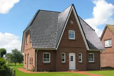 Image de Maison frisonne indépendante Süderhus à Nordstrand avec jardin, terrasse, borne et Wi-Fi