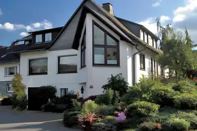 Image de Appartement 'Fewo Wrede am Sauerland-Radring' avec vue sur la montagne, terrasse privée et Wi-Fi