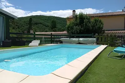 Image de Gîte « Les Coquelicots » avec piscine partagée, Wi-Fi et climatisation