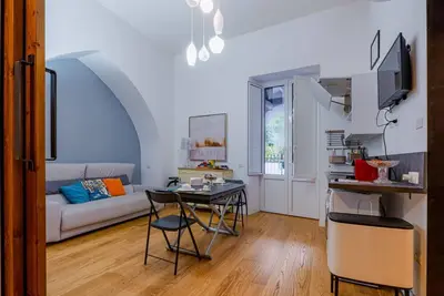 Image de This elegant and modern 60 square meters apartment, perfect for four people, is located on the first floor of a building (no elevator). The property is located in the central area of ​​Salerno (limited traffic zone), a neighborhood well-served by shop