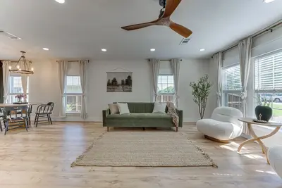 Image de Bright Ivory Studio Getaway- Walk Shops & Dining