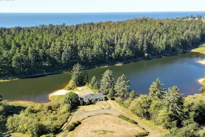 Image de Renovated Lake House and  Additioal Guest House, Private Sandy Beach, Hot Tub, Pool Table, Fire-Pit, Fishing, One Mile to Ocean