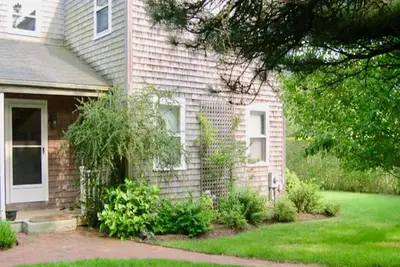 Image de Sunny Madaket Retreat with Tennis Access