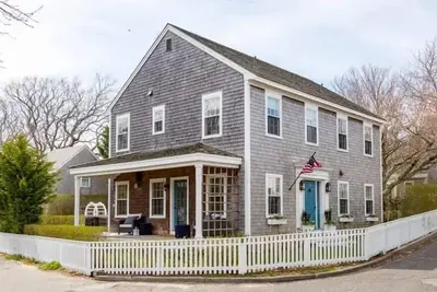 Image de 6 Bedroom Modern Luxury Home in Town