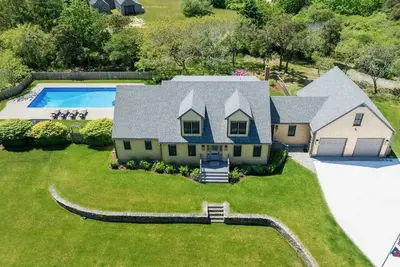 Image de Beautiful 4 Bedroom Home with Pool