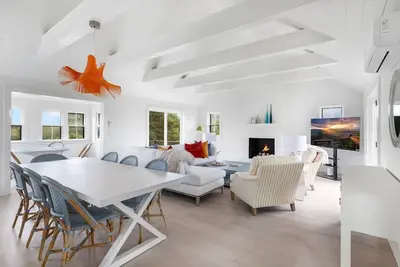 Image de Open floor plan home with multiple decks