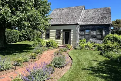 Image de Cape style house with open & inviting living space