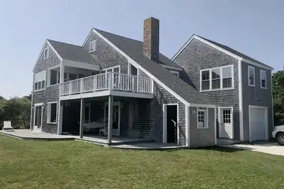 Image de Upside down style house in Surfside with ocean views