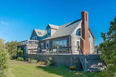 Image de Nicely furnished 3 bedroom home with distant water views