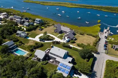 Image de Beautifully appointed family house with expansive water views!