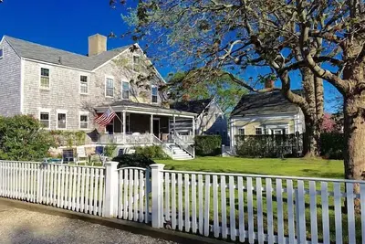 Image de Antique home with large front lawn