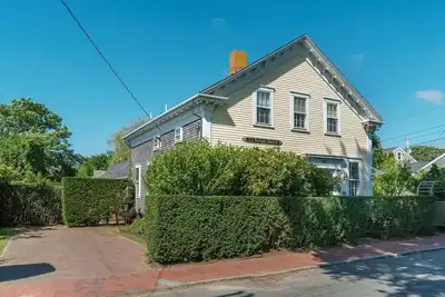 Image de Spacious Restored Antique Home in Town!