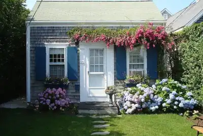 Image de Charnming two story cottage in Brant Point