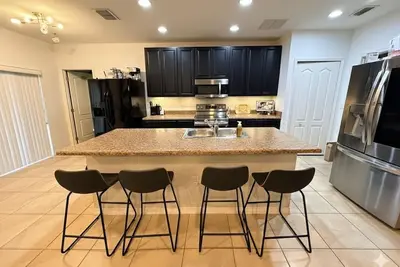 Image de Charming 3-bedroom house with Ac in peaceful neighborhood, minutes from Disney!