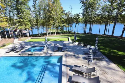 Image de Gorgeous lakefront 7br home with pool, hot tub, and beach on public side