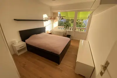 Image de Appartement moderne bien situé et au calme, avec parking gratuit!