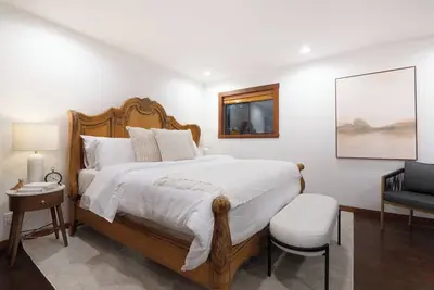 Image de 5br/3ba: Ski In/Out Mountain Chalet w/ Private Ht