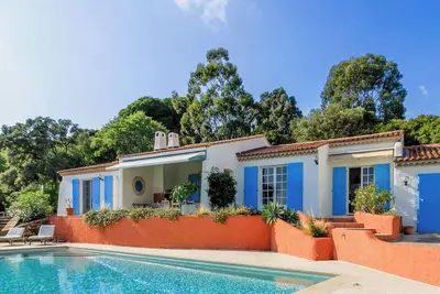 Image de Villa paisible avec piscine et vue mer à Bormes