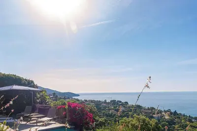 Image de Villa méditerranéenne avec piscine à débordement