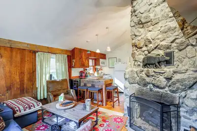 Image de 4 Mi to Stratton Mountain Resort! Cabin w/ Hot Tub