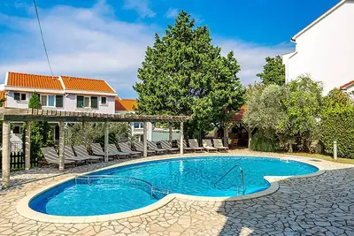 Image de Charmante maison à Kampor avec piscine extérieure