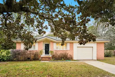 Image de Retreat Near the Charleston Greenway-Water Views