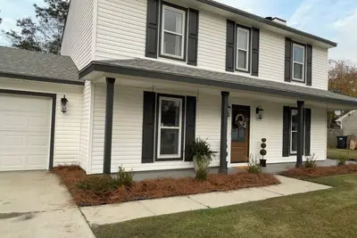 Image de This 3 bedrm, 2. 5 bathrm and fenced in backyard centrally located to everything