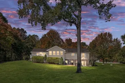 Image de Lakefront Luxury on Lake Anna - Pet Friendly