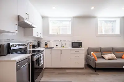 Image de New Bright 2br Suite • Kitchen • Central Vancouver