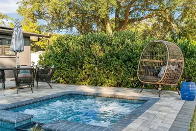 Image de The Bentley Lakehouse - spacious lakefront retreat with pool, spa, and game room