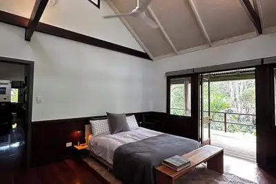 Image de A large modern-style farmhouse in the Byron Hinterland. Creek frontage