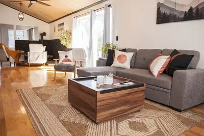 Image de Hot Tub, Game Room, Fire Pit | Black Creek Lodge