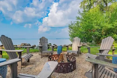 Image de Lakefront • Fire Pit + Deck View • Private Balcony