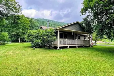 Image de \nA peaceful riverside getaway in the heart of Roscoe.