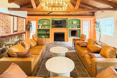 Image de 3 acre 6000sf 8br Luxe Estate-1 min to ski & Pond\\Tennis\\Sauna\\Hot tub\\Theater\\