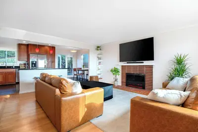 Image de 3-bedroom house in East Richmond Heights with panoramic Golden Gate View