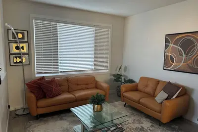 Image de 5 minutes to Ymca. Beautiful decorated 4 bedroom house in a nice neighborhood