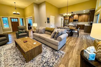 Image de Modern Mountain Family Home on Ski Hill Road — Pet Friendly + A/C