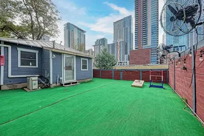Image de Downtown bbq bars tacos country dance walk trails