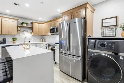 Image de Modern & cozy 2-Br retreat walking distance to Wvu Hospital & Stadium.