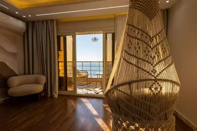 Image de cozy 3 bedroom apartment with balcony view