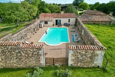 Image de Maison cosy avec accès direct à la piscine. Animaux de compagnie acceptés!