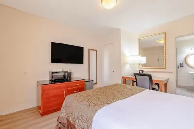 Image de 2 Queen Room Stay | Onsite Pool & Gym | Close to Colorado River Trails